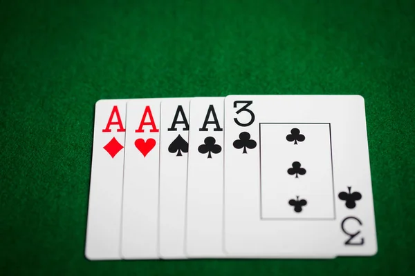 Mão de poker de jogar cartas no pano de casino verde — Fotografia de Stock