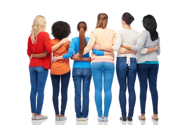 Internationale Gruppe von Frauen, die sich von hinten umarmen — Stockfoto