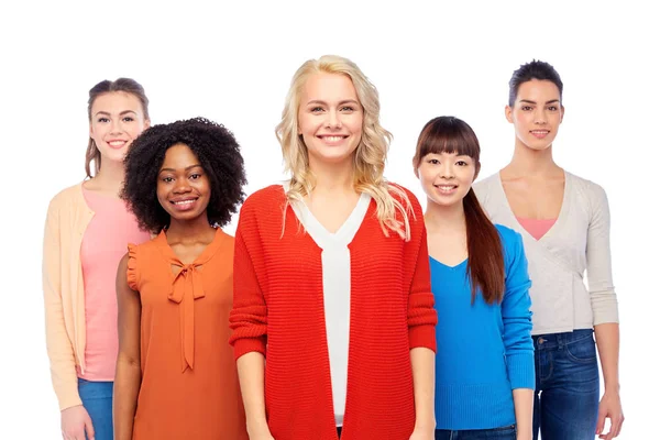 Grupo internacional de mujeres sonrientes felices — Foto de Stock