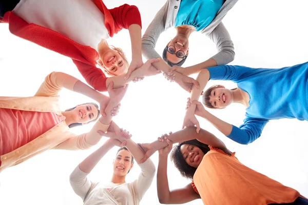 Internationale groep van vrouwen met handen samen — Stockfoto