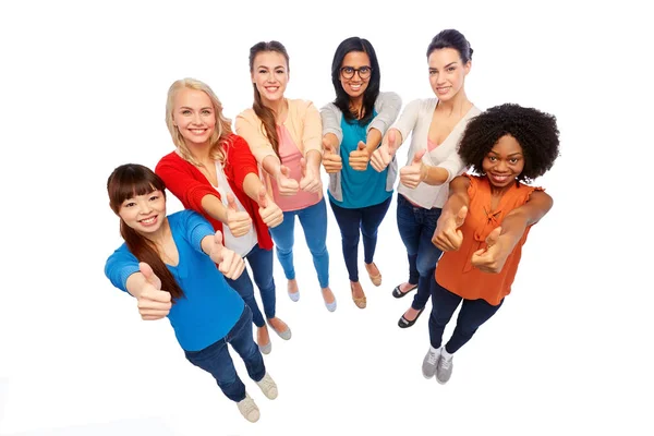 Международная группа женщин, показывающих большие пальцы вверх — стоковое фото