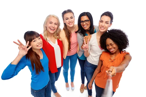 Internationale groep van vrouwen met selfie stick — Stockfoto