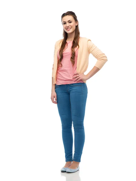 Heureuse jeune femme souriante en cardigan et jeans — Photo