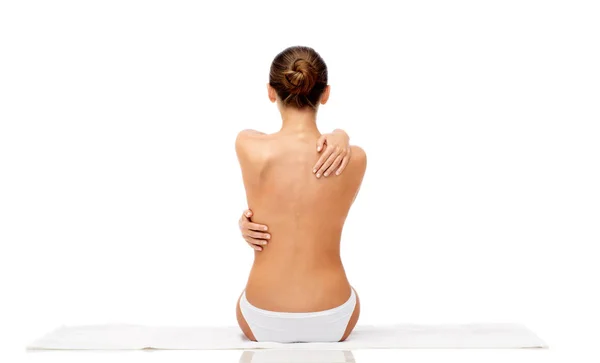 Mooie topless jonge vrouw op handdoek vanaf achterkant — Stockfoto