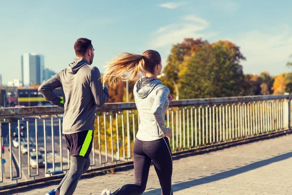 Happy couple running outdoors — Stock Photo, Image