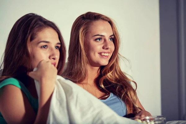 Щасливі друзі з попкорном і дивитися телевізор вдома — стокове фото