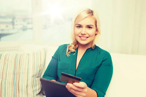 Mujer feliz con la tableta PC y tarjeta de crédito —  Fotos de Stock