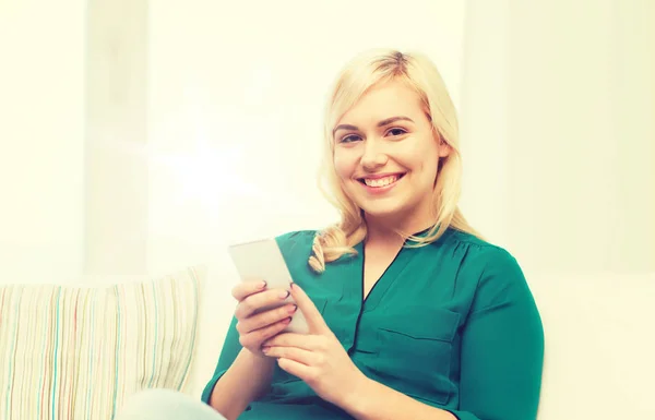 Mujer feliz con smartphone en casa — Foto de Stock