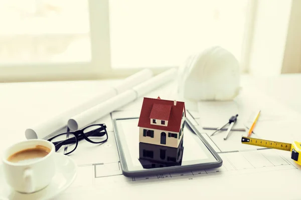 Close-up van levende huis model op tablet pc — Stockfoto