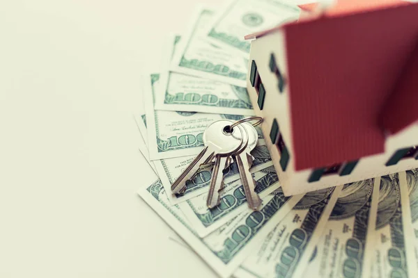 Primer plano del modelo casero, el dinero y las llaves de la casa — Foto de Stock