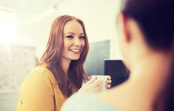 Heureuse équipe créative boire du café au bureau — Photo