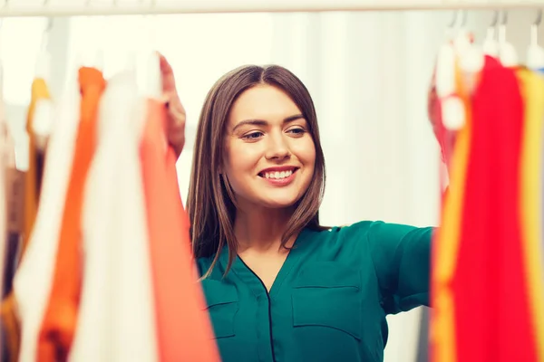 Femme heureuse choisir des vêtements à la maison garde-robe — Photo