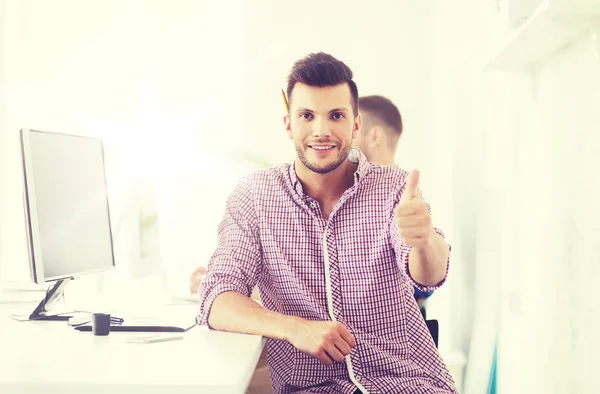 Hombre creativo feliz con el ordenador en la oficina — Foto de Stock