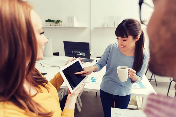 Kreativ gruppe med nettbrett-pc som snakker på kontoret – stockfoto