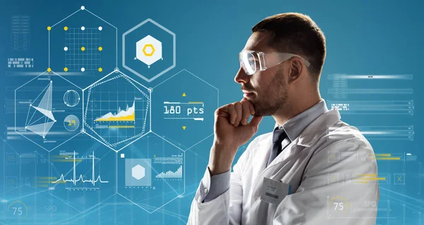 Medico o scienziato in camice da laboratorio e occhiali di sicurezza — Foto Stock