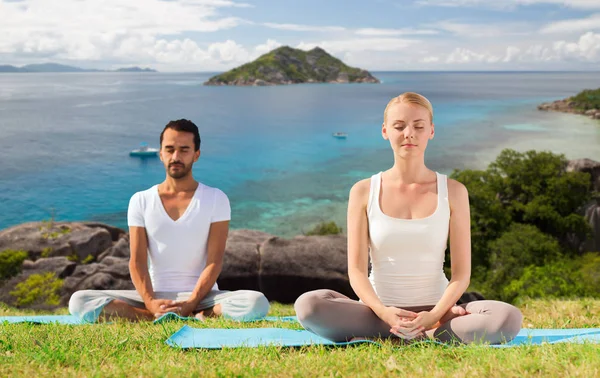 Pareja feliz haciendo yoga y meditando al aire libre —  Fotos de Stock