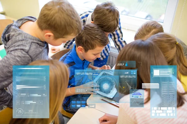 Grupo de crianças da escola com tablet pc em sala de aula — Fotografia de Stock
