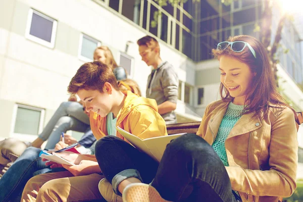 Skupina studentů s notebookem na školním dvoře — Stock fotografie