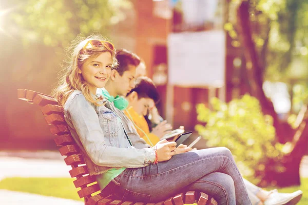 Gelukkig meisje met tablet pc-computer buiten — Stockfoto