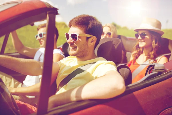 Amigos felices conduciendo en coche cabriolet — Foto de Stock