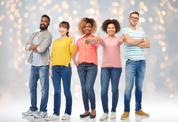 Gruppo internazionale di persone felici sopra le luci — Foto Stock