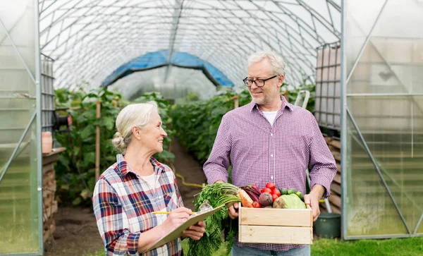 Senior paar met doos met groenten op boerderij — Stockfoto