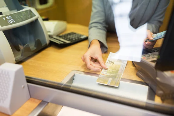 Sachbearbeiterin zählt Bargeld in Bankfiliale — Stockfoto