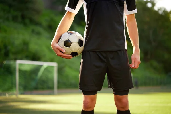 Футболіст з м'ячем на футбольному полі — стокове фото