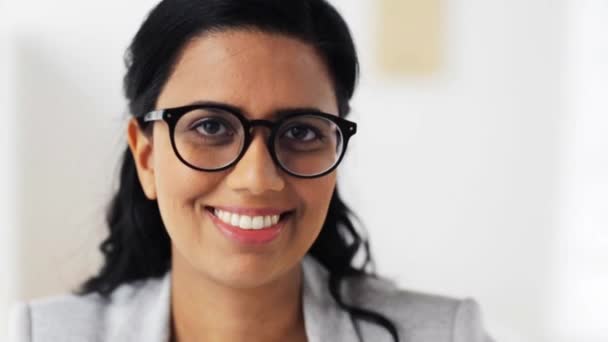 Cara de joven feliz sonriente en gafas — Vídeo de stock