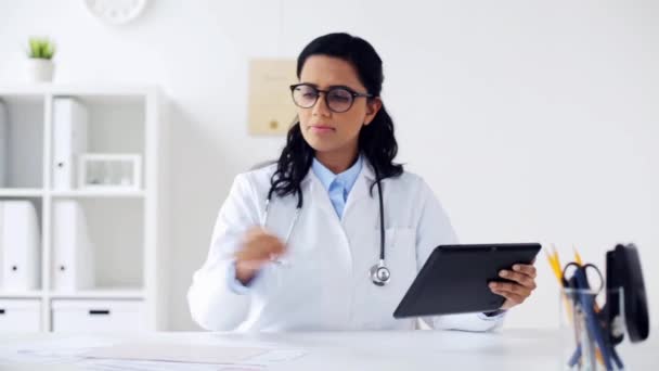 Arts met tablet pc en papieren in ziekenhuis — Stockvideo