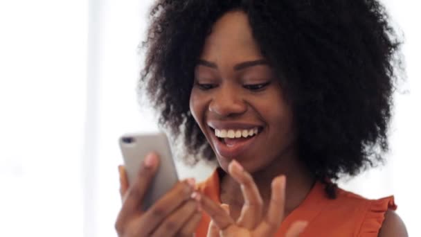 Mujer afroamericana feliz con teléfono inteligente — Vídeos de Stock