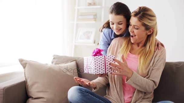 Счастливая девочка делает подарок маме дома — стоковое видео
