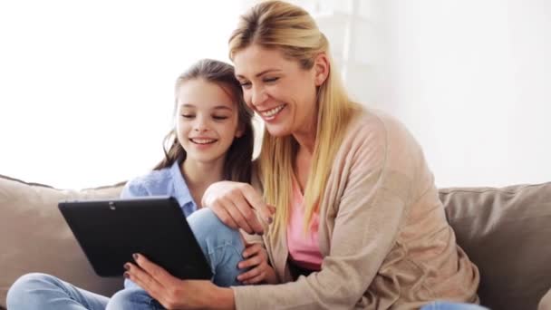 Famille heureuse avec tablette pc à la maison — Video
