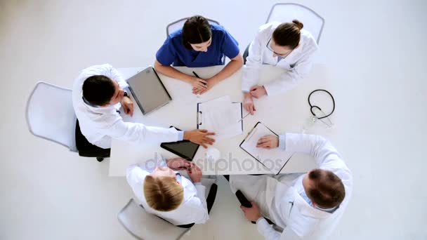 Grupo de médicos com cardiograma no hospital — Vídeo de Stock