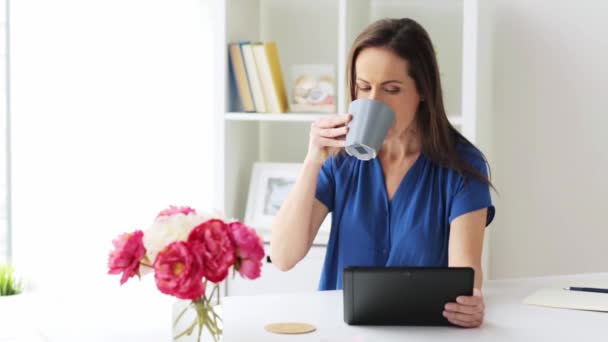 Mulher com tablet pc e café em casa ou escritório — Vídeo de Stock