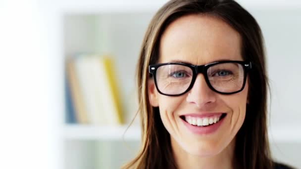 Arca mosolygós boldog középső idős nő a szemüveg — Stock videók