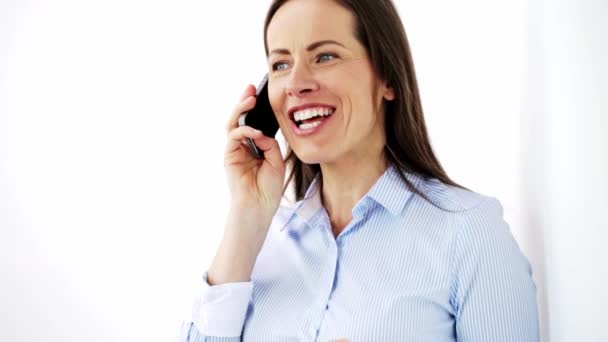 Affärskvinna ringer på smartphone på kontoret — Stockvideo