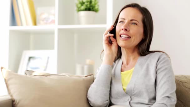 Mulher feliz chamando no smartphone em casa — Vídeo de Stock