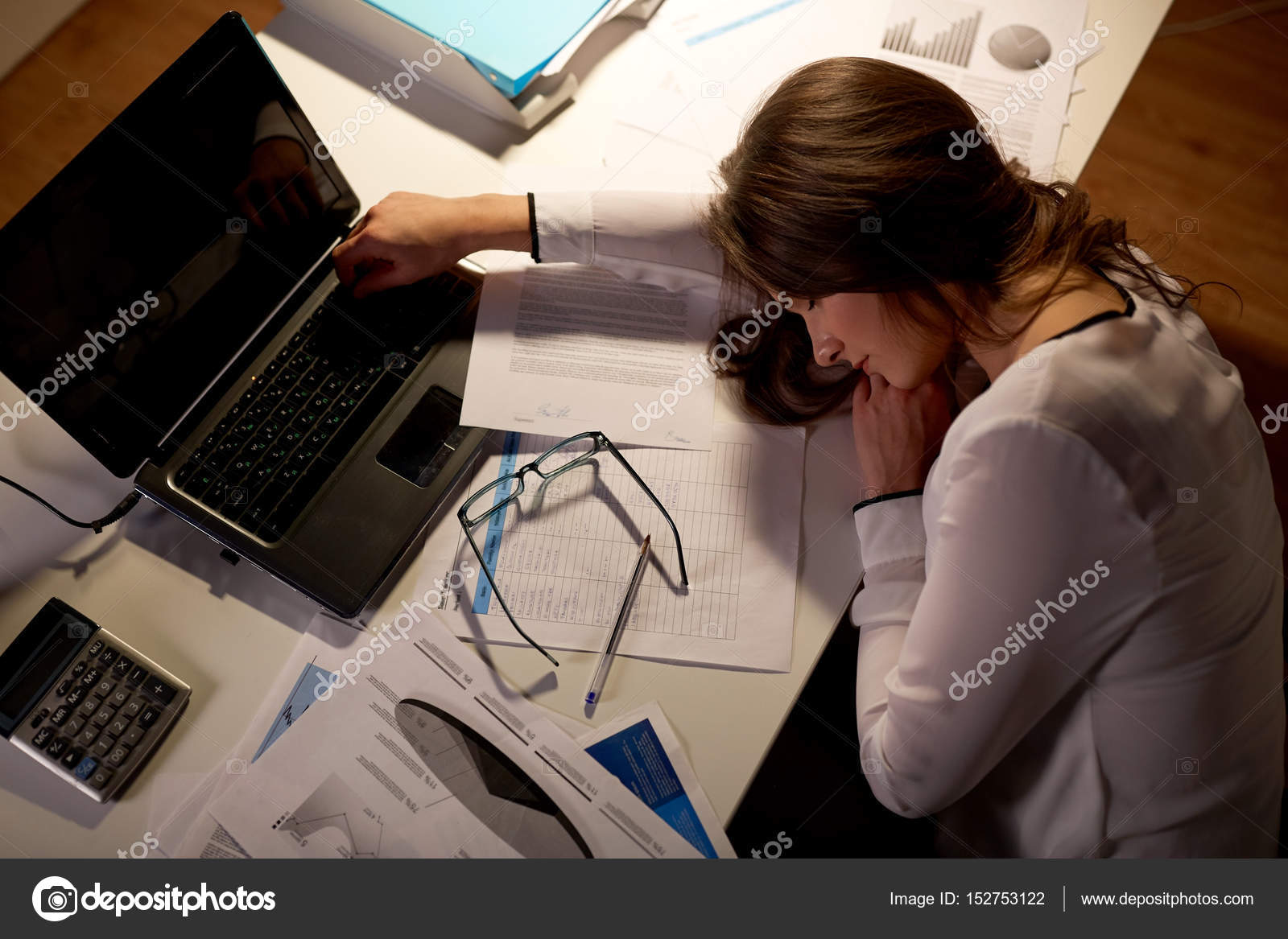 Устаю работать ночами. Усталая медсестра. Устаю работать ночами. Устаю работать ночами. Уставшая девушка.