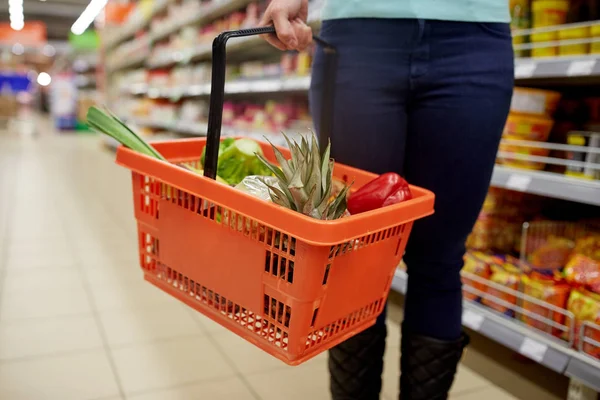 Mujer con cesta de comida en el supermercado o supermercado — Foto de Stock