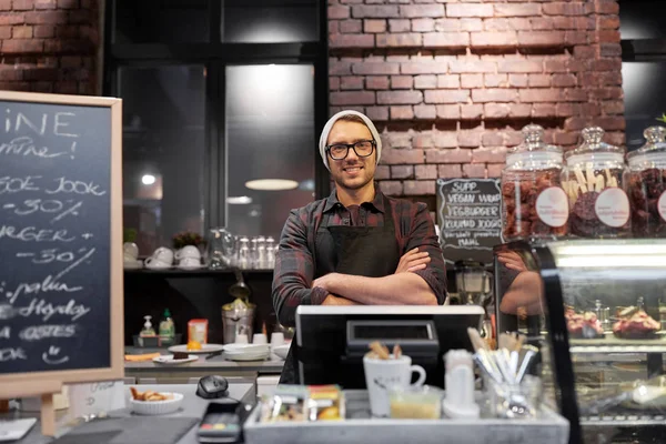 Boldog eladó férfi vagy csapos café számláló — Stock Fotó