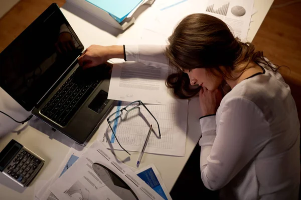 Yorgun kadın Ofis Masası üzerinde gece uyku — Stok fotoğraf