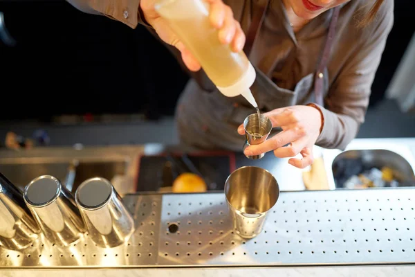 Barman avec cocktail shaker et jigger au bar — Photo