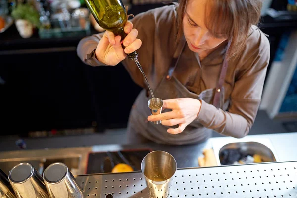 Barman leje alkoholu do jigger w barze — Zdjęcie stockowe