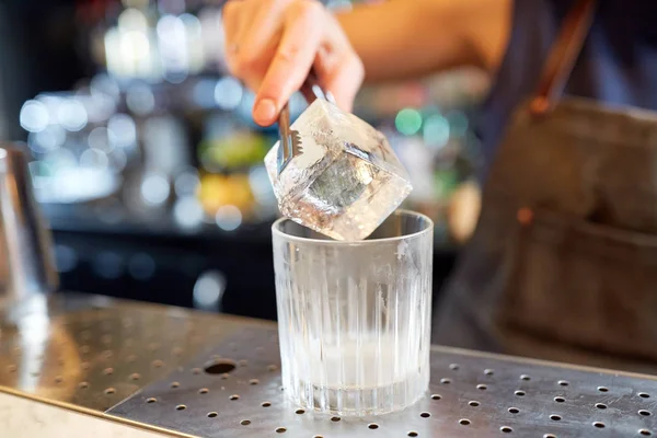 Barista aggiungendo cubetto di ghiaccio in vetro al bar — Foto Stock