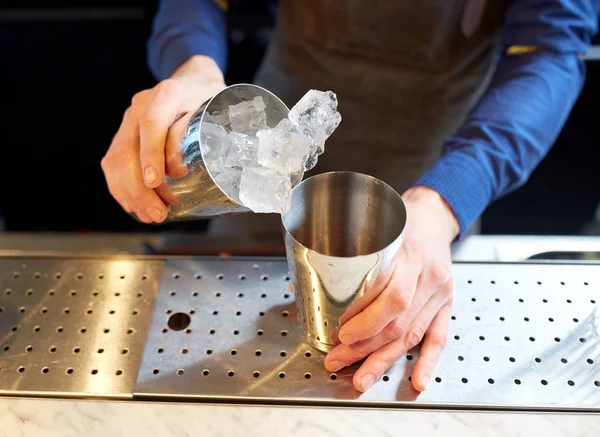 Barista con ghiaccio e shaker al cocktail bar — Foto Stock