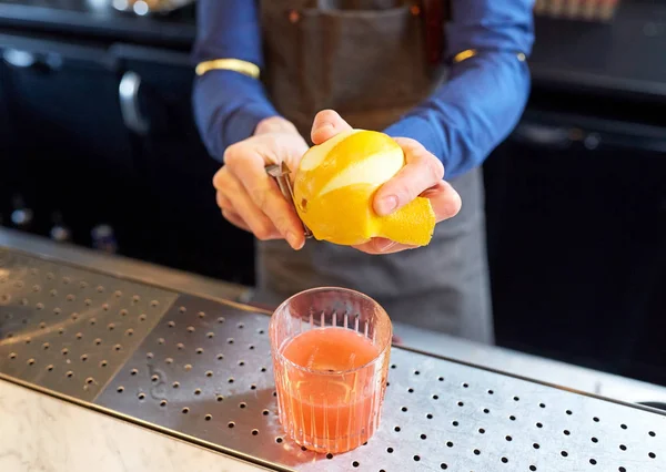 Barman, usuwanie skórka z limonki w barze — Zdjęcie stockowe