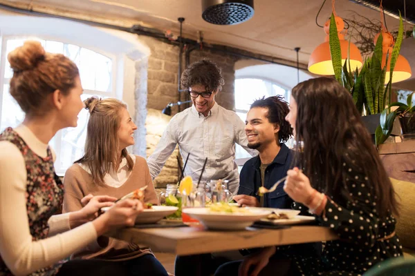 Happy přátelé, jídlo a pití v restauraci Stock Fotografie