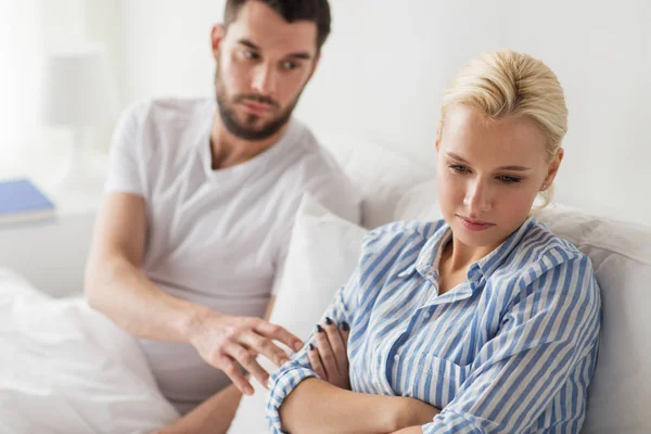 Couple malheureux ayant conflit au lit à la maison — Photo