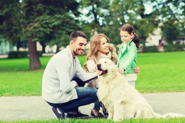 公園でラブラドールレトリバー犬と幸せな家族 — ストック写真